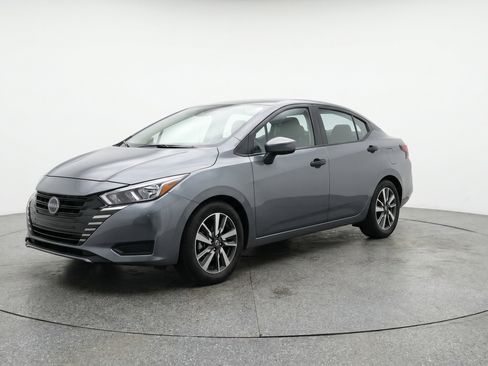 Used 2025 Nissan Versa SV image 3