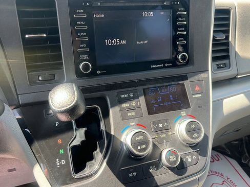 Used 2018 Toyota Sienna LE w/ Carpet Mat Package image 21