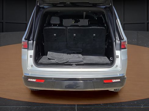 Used 2022 Jeep Wagoneer Series III RWD image 7