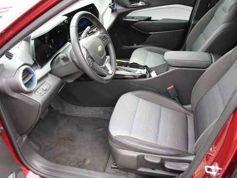 Used 2025 Chevrolet Trax LT w/ LT Convenience Package image 11