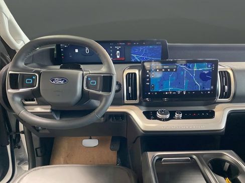 New 2025 Ford Expedition Active image 5