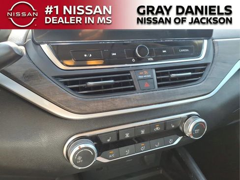 Used 2024 Nissan Altima 2.5 SV w/ SV Premium Package FWD image 17