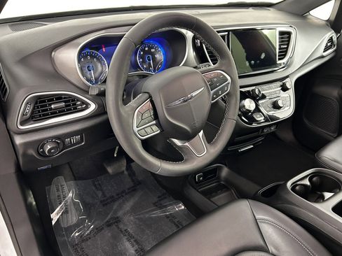 Used 2025 Chrysler Pacifica Select FWD image 17