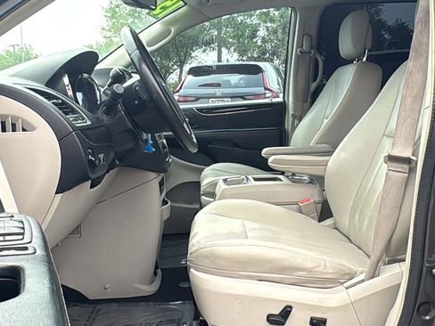 Used 2015 Chrysler Town & Country Touring FWD image 21