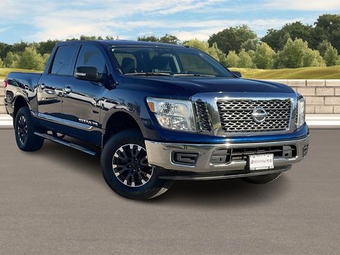 Used 2018 Nissan Titan SV image 2