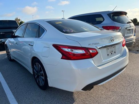 Used 2017 Nissan Altima 2.5 SV w/ Interior Lighting Package FWD image 4