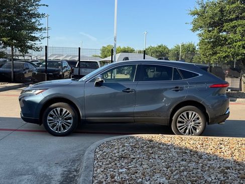 Used 2022 Toyota Venza XLE AWD/4WD image 2