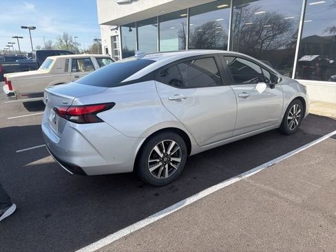 Used 2020 Nissan Versa SV image 2