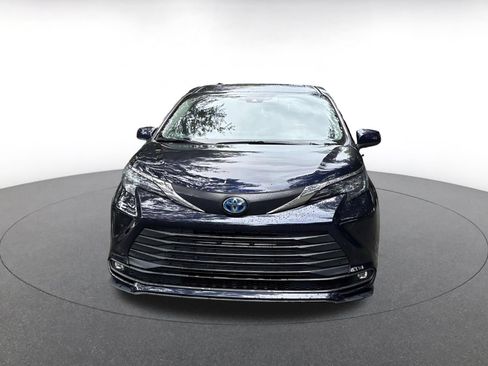 Used 2025 Toyota Sienna XLE FWD image 2