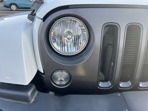 Used 2018 Jeep Wrangler Sport AWD/4WD image 28