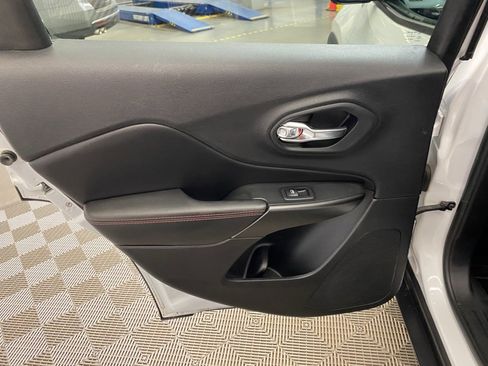 Used 2019 Jeep Cherokee Trailhawk image 16