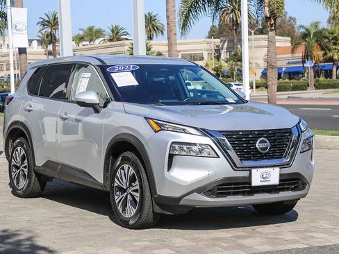 Used 2021 Nissan Rogue SV image 3