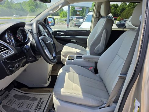 Used 2013 Chrysler Town & Country Touring-L w/ Driver Convenience Group FWD image 3