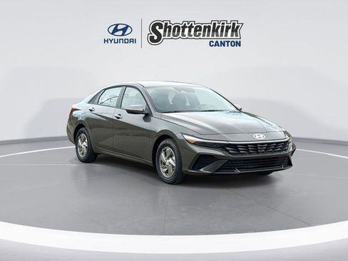 New 2026 Hyundai Elantra SE image 2