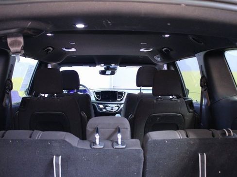 Used 2022 Chrysler Pacifica Touring image 16