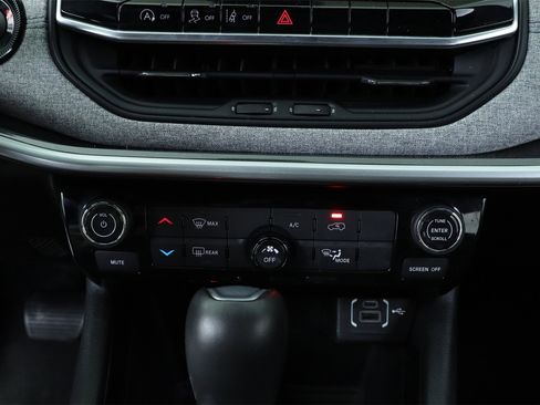 Used 2024 Jeep Compass Latitude image 23