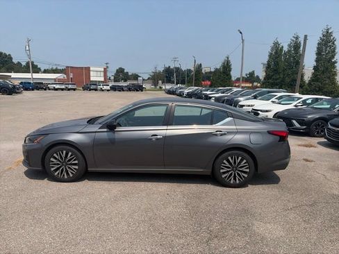 Used 2024 Nissan Altima 2.5 SV FWD image 3