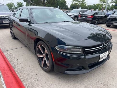 Used 2017 Dodge Charger SE image 5