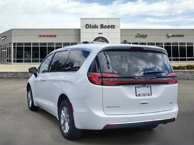 New 2027 Chrysler Pacifica Select AWD/4WD image 3