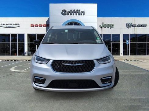 Used 2024 Chrysler Pacifica Touring-L FWD image 12