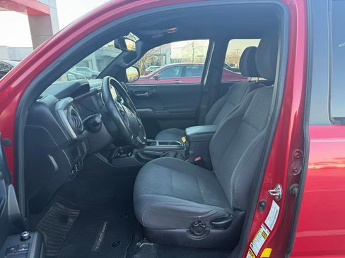 Used 2016 Toyota Tacoma TRD Sport image 7