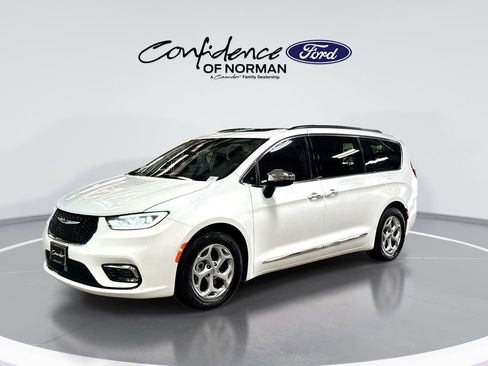 Used 2023 Chrysler Pacifica Limited FWD image 4