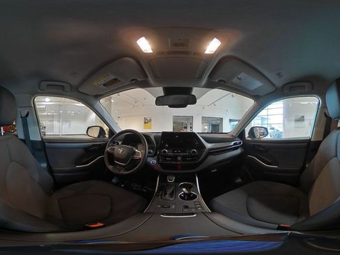 Used 2025 Toyota Highlander LE FWD image 44
