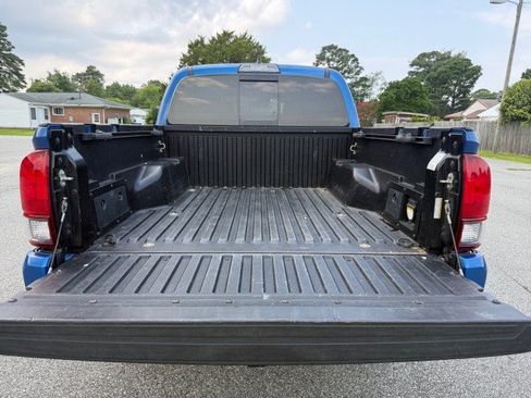 Used 2018 Toyota Tacoma TRD Sport AWD/4WD image 15