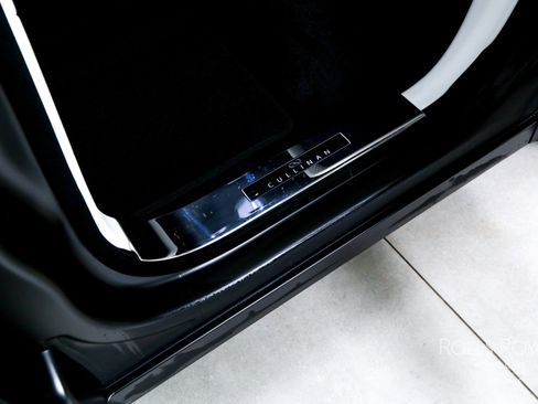 Certified 2025 Rolls-Royce Cullinan Black Badge AWD/4WD image 21