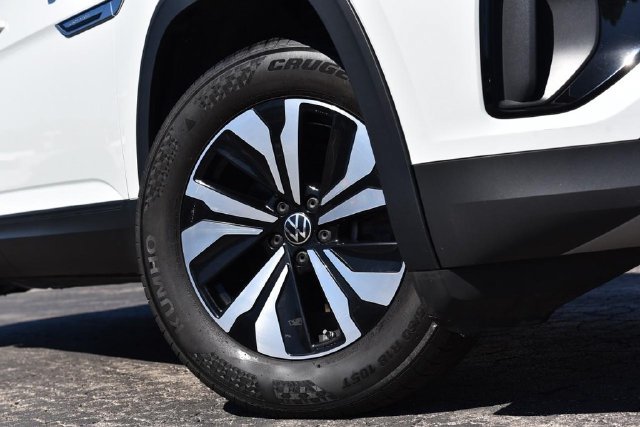 Used 2024 Volkswagen Atlas Cross Sport SE FWD image 3