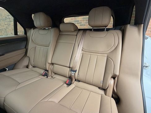 Used 2025 Land Rover Range Rover Sport SE image 17