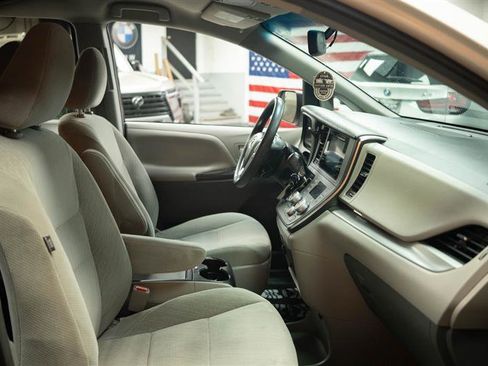 Used 2017 Toyota Sienna LE w/ Preferred Accessory Package FWD image 14
