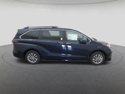 New 2026 Toyota Sienna XLE image 11