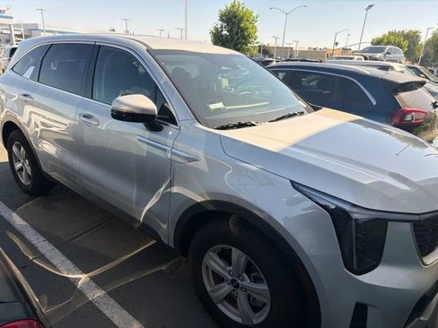 Used 2026 Kia Sorento LX FWD image 7