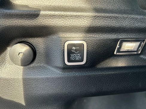 Used 2023 Jeep Grand Cherokee L Laredo image 29