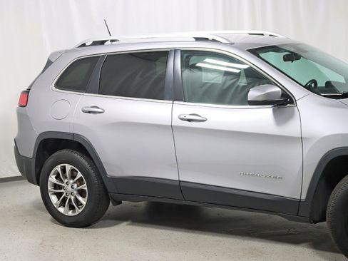 Used 2019 Jeep Cherokee Latitude Plus w/ Cold Weather Group AWD/4WD image 3