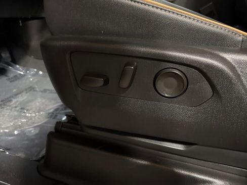 Used 2024 GMC Yukon AT4 AWD/4WD image 5