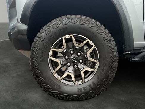 Used 2026 Chevrolet Colorado ZR2 w/ Technology Package AWD/4WD image 4