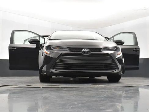 Used 2025 Toyota Corolla LE image 11