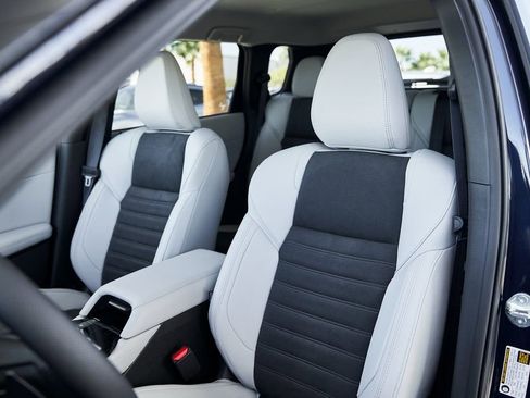 Used 2025 Mitsubishi Outlander SE image 31