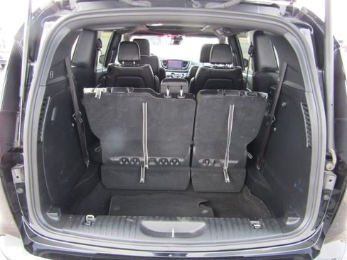 Used 2025 Chrysler Pacifica Limited FWD image 8