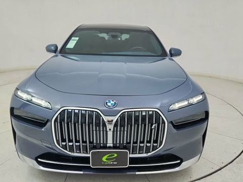 Used 2023 BMW i7 xDrive60 image 2