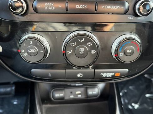 Used 2015 Kia Soul ! image 22