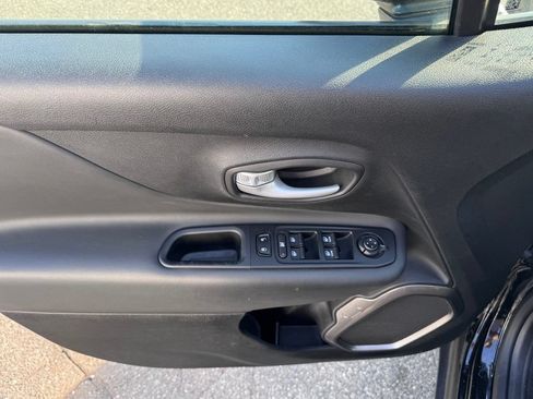 Used 2023 Jeep Renegade Latitude w/ Premium Group AWD/4WD image 9