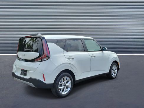 Used 2025 Kia Soul LX w/ LX Technology Package FWD image 3