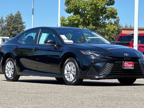 Used 2025 Toyota Camry LE FWD image 7