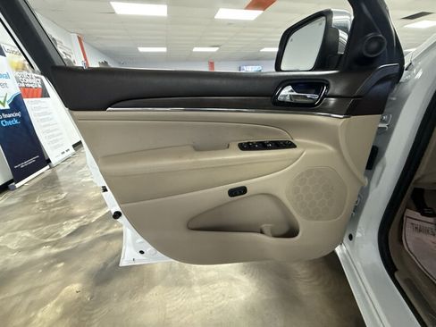 Used 2019 Jeep Grand Cherokee Overland RWD image 14