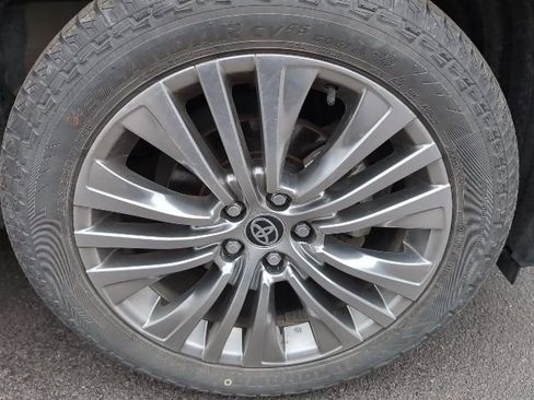 Used 2021 Toyota Venza Limited image 8