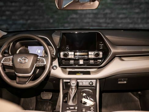 Certified 2023 Toyota Highlander XLE image 27