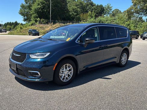 Used 2024 Chrysler Pacifica Touring-L FWD image 1